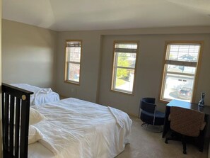 3 habitaciones, tabla de planchar con plancha, wifi y ropa de cama