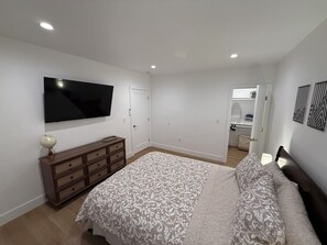 2 bedrooms, iron/ironing board, WiFi, bed sheets - Comfortable 2BR North Hollywood Kitchen & Laundry (Los Angeles)