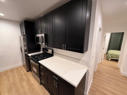 Comfortable 2BR North Hollywood Kitchen & Laundry