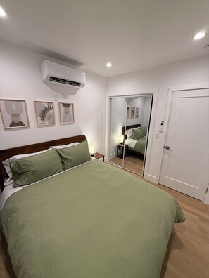 2 عدّة غرف نوم ومكواة/لوح كي وواي فاي وملاءات أسرّة