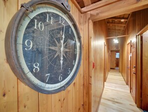 Interior - Beautiful Family Cottage Near the Water! (Fort Erie)