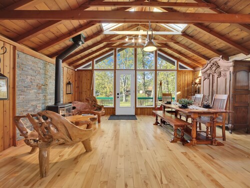 Beautiful Family Cottage Near the Water!