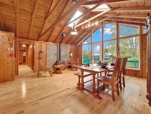 Dining - Beautiful Family Cottage Near the Water! (Fort Erie)