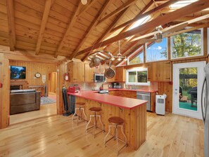 Fridge, microwave, oven, stovetop - Beautiful Family Cottage Near the Water! (Fort Erie)