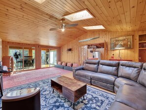 Televisión, chimenea y oficina 