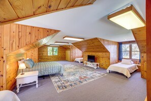 4 bedrooms, iron/ironing board, travel cot, Internet