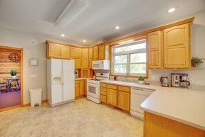 Fridge, microwave, stovetop, dishwasher