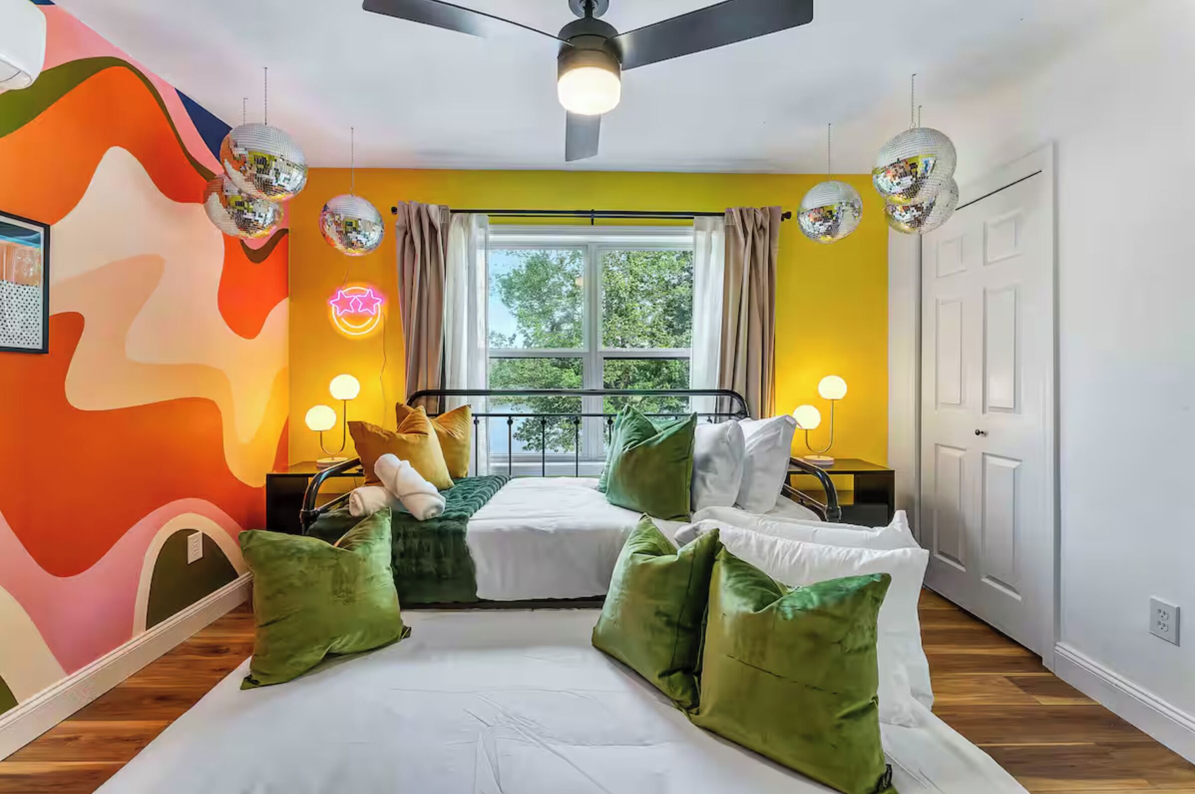 6 bedrooms, desk, iron/ironing board, travel crib