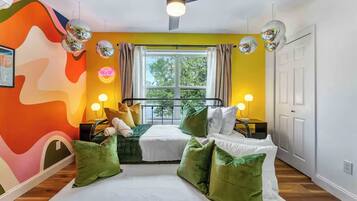 6 bedrooms, desk, iron/ironing board, travel crib