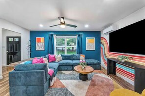 Smart TV - Lakefront Resort-Style! Kayaks, Hot Tub, Fire Pit, Game Room (Tobyhanna)