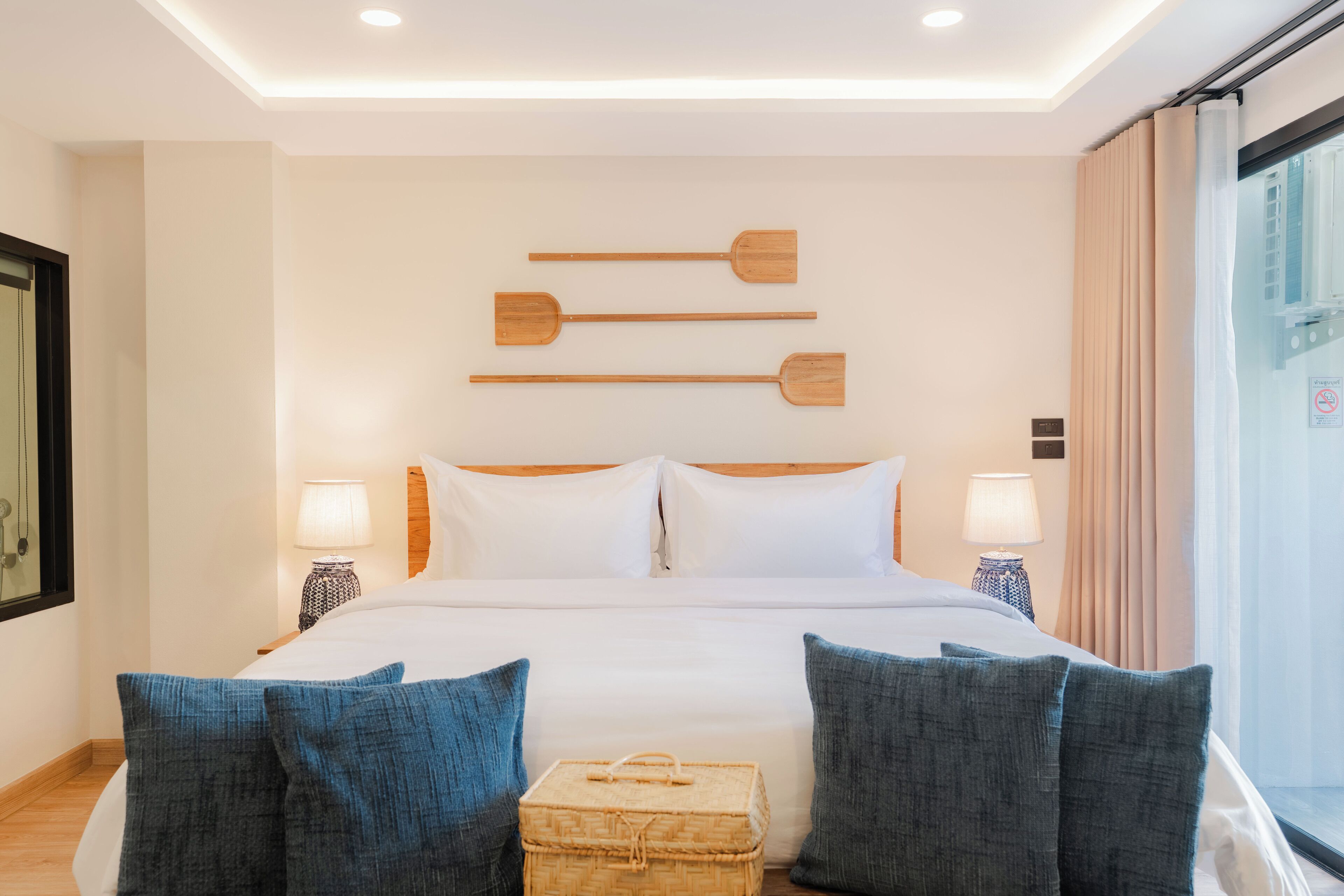 Deluxe Double Room | Desk, bed sheets