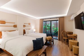 Escritorio y ropa de cama 