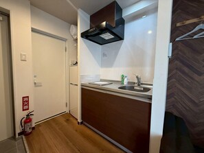 Room | Private kitchen | Microwave, stovetop, cookware/dishes/utensils - NeXay Miebashi (Naha)