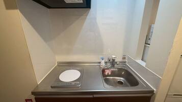 Habitación cuádruple | Cocina privada | Microondas, parrilla de estufa y utensilios de cocina