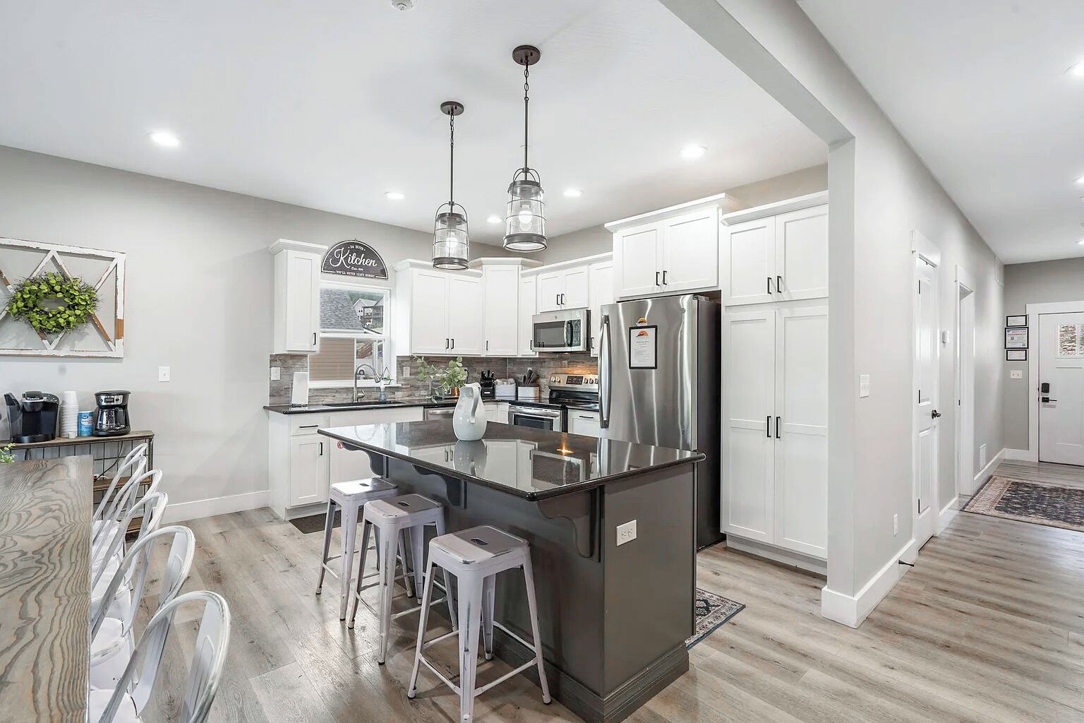 Køleskab, mikrobølgeovn, ovn, kogeplade