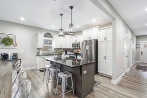 ثلاجة، ميكروويف، فرن، موقد طهي مسطح