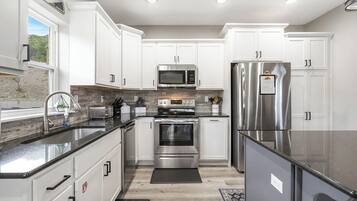 Køleskab, mikrobølgeovn, ovn, kogeplade