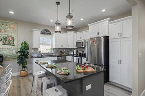 Fridge, microwave, oven, stovetop - Something Extraordinary - The Branson Showstopper! (Branson)