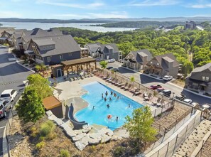 Una piscina cubierta, una piscina climatizada