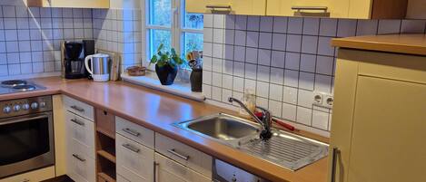 冷蔵庫、オーブン、コンロ、コーヒー / ティーメーカー