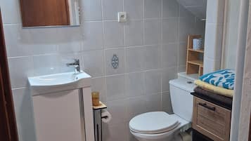 Chuveiro, secador de cabelo, toalhas de banho, sabonete