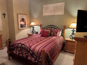 3 habitaciones, tabla de planchar con plancha, wifi y ropa de cama 