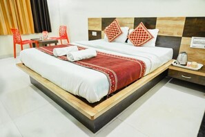 Deluxe Room | Free WiFi - Hotel JV Garden (Mahabaleshwar)