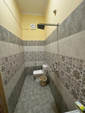 Classic Double Room | Bathroom | Shower, towels, soap, shampoo - Hotel dubey heritage (Haridwar)