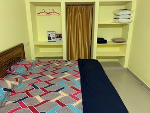 2 bedrooms, iron/ironing board, WiFi