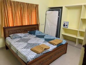 2 bedrooms, iron/ironing board, WiFi