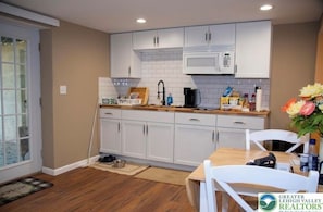 Refrigerador, microondas, placa de cocina, cafetera/tetera