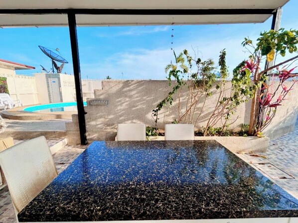 Espacio para trabajar con laptop y wifi gratis