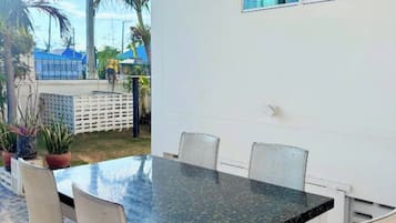 Casa família, varanda coberta, vista para a piscina | Espaço de trabalho para notebook, Wi-Fi de cortesia