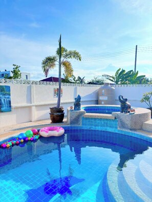 Rumah Keluarga, beranda, pemandangan kolam renang | Ruang kerja ramah laptop dan Wi-Fi gratis