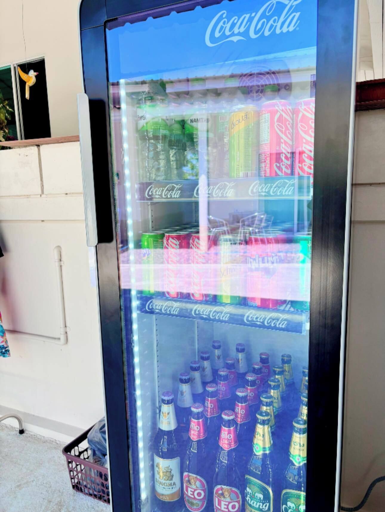 Un distributeur automatique de Coca-Cola proposant une variété de boissons.