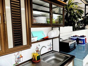 Espacio para trabajar con laptop y wifi gratis 