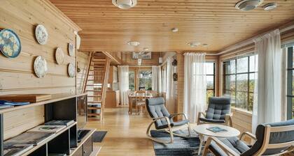 Cozy Riverside House with Private Sauna & Free Parking