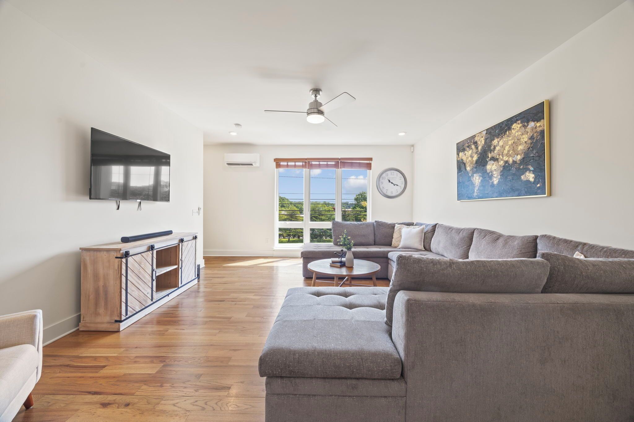 Een smart-tv en boeken