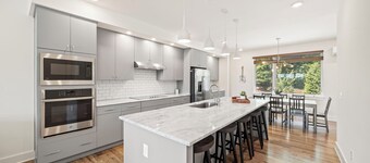 Luxury 3BR/4BA townhome with 2 Car Garage in Nashville and close to Airport