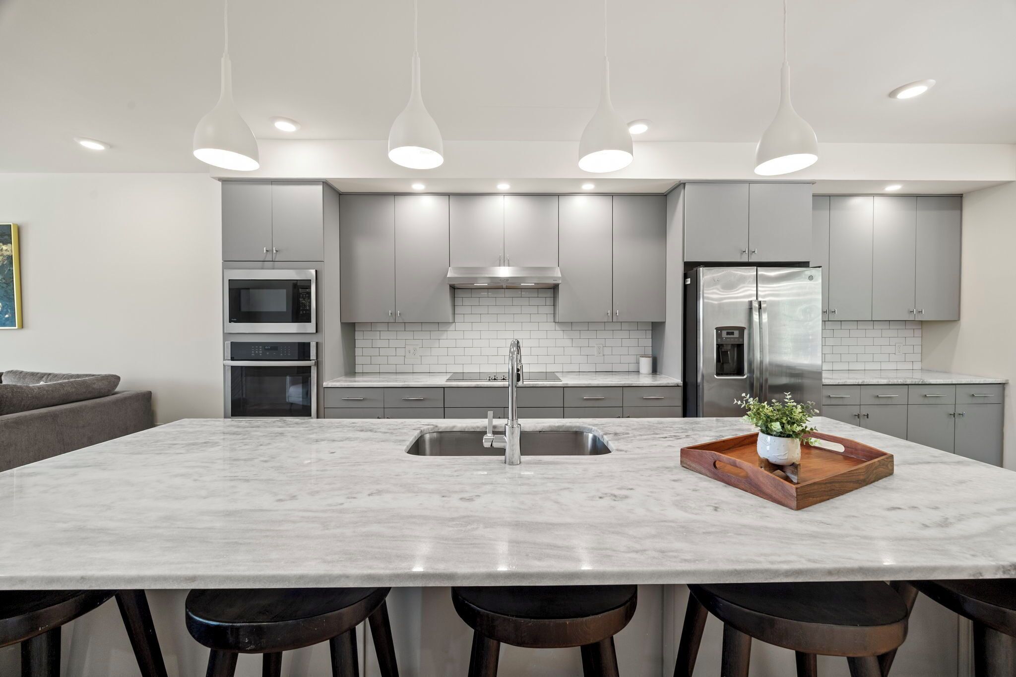 Een koelkast, een magnetron, een oven, een kookplaat