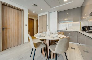 Deluxe-Apartment, Balkon, Poolblick | Essbereich im Zimmer