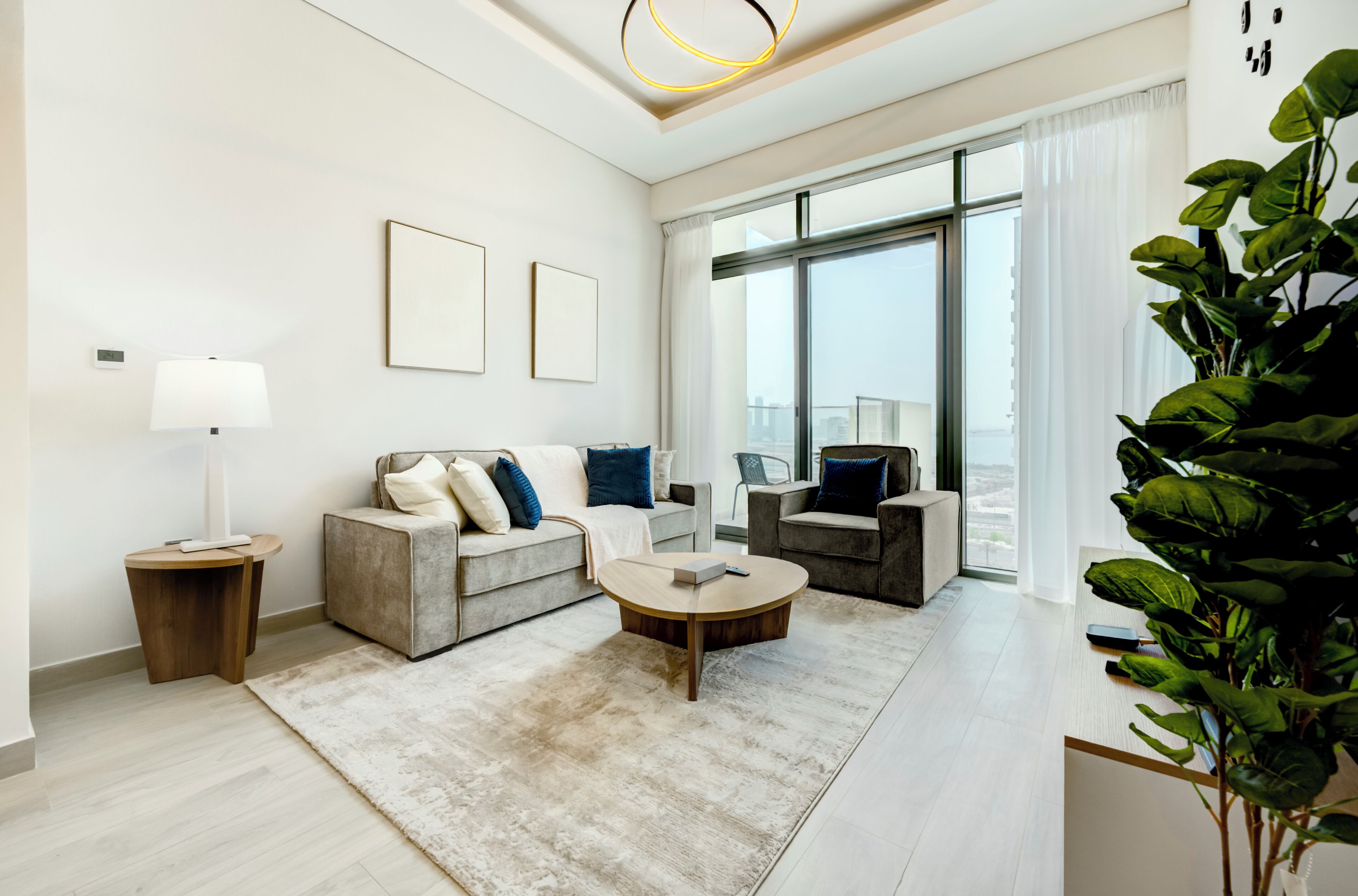 Departamento Deluxe, balcón, vista a la alberca | Área de sala de estar | Smart TV de 55 pulgadas con canales digitales 