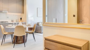 Leilighet – deluxe, balkong, bassengutsikt | Spiseområde på rommet