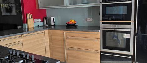 Mikrowelle, Ofen, Herdplatte, Geschirrspüler