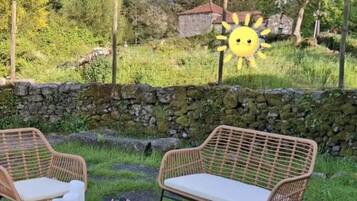 House, 2 Bedrooms, Patio, Garden View | Ruang tamu | Buku-buku