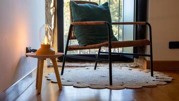 House, 2 Bedrooms, Patio, Garden View | Ruang tamu | Buku-buku