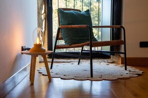 House, 2 Bedrooms, Patio, Garden View | Living area | Books - Vive una Escapada Rural con Alma, Cerca de Todo y Lejos del Ruido (Cerdedo-Cotobade)