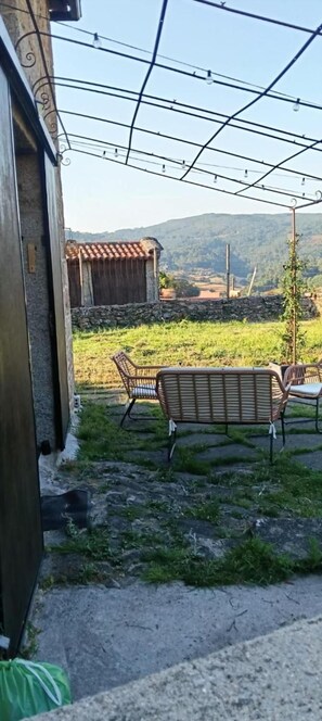 منزل - غرفتا نوم - برواق - منظر للحديقة | منطقة المعيشة | كُتُب