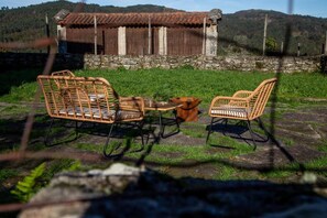 House, 2 Bedrooms, Patio, Garden View | Living area | Books - Vive una Escapada Rural con Alma, Cerca de Todo y Lejos del Ruido (Cerdedo-Cotobade)