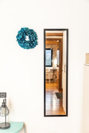 منزل - غرفتا نوم - برواق - منظر للحديقة | المنشأة من الداخل